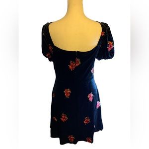 BNWT Francesca's Collection Gorgeous Velvet Dress. Size M 🖤❤️🖤